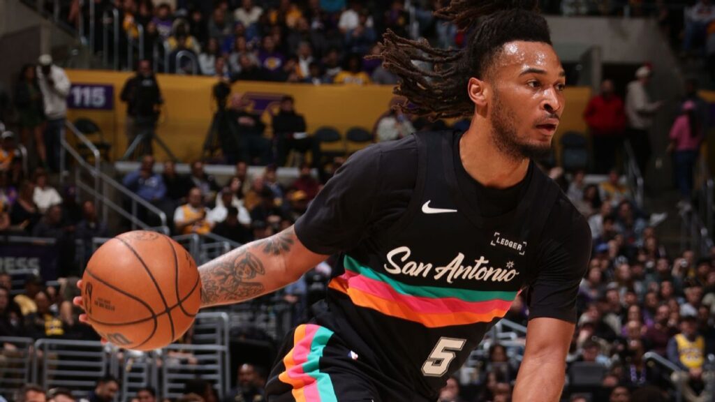 Stephon Castle sufre contusión pélvica en juego ante Lakers