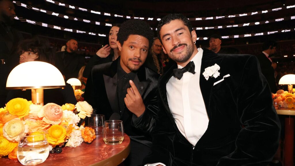 Trevor Noah sorprende a Bad Bunny al cantar uno de sus temas en español con banda en vivo (VIDEO)