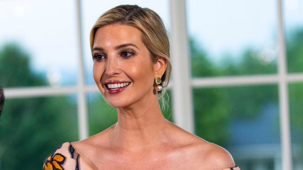 Ivanka Trump sale con un minivestido blanco que alguna vez usó su difunta madre Ivana Trump