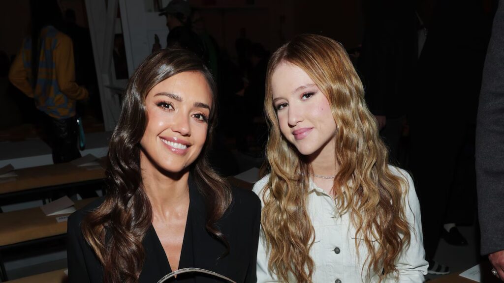 Jessica Alba llama la atención en la Semana de la Moda de Milán con su hija Haven Warren