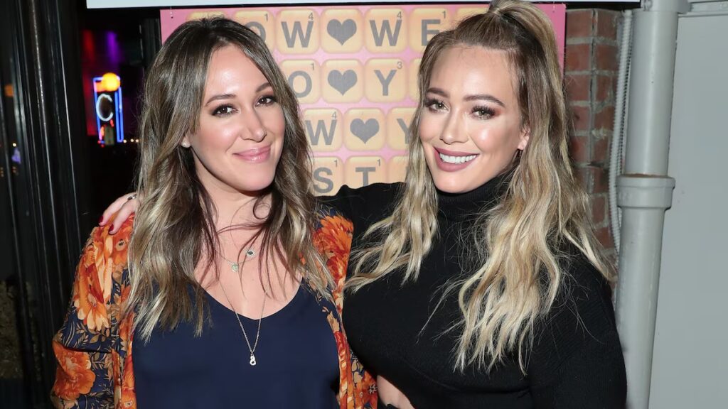 Hilary Duff admite que “la parte más solitaria de mi existencia” es estar separada de su hermana Haylie