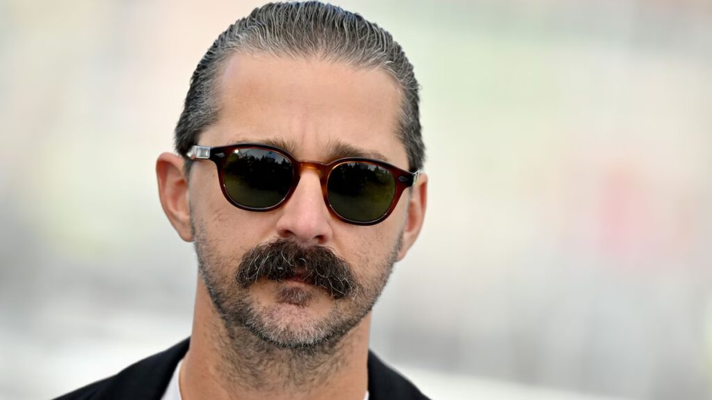 Shia LaBeouf baila y escribe “Libérame” tras su arresto en Mardi Gras en Nueva Orleans