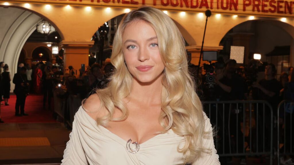 Sydney Sweeney continúa su homenaje a Marilyn Monroe con un vestido ceñido con hombros descubiertos