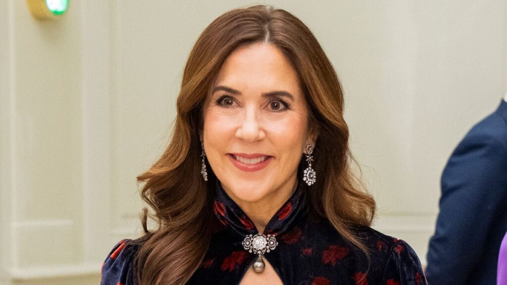 María de Dinamarca, de 54 años, sorprende con una elegante y larga transformación