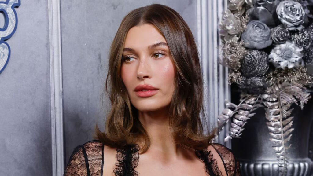 Hailey Bieber brilla con un bikini dorado mientras se prepara para su gran aventura en Australia