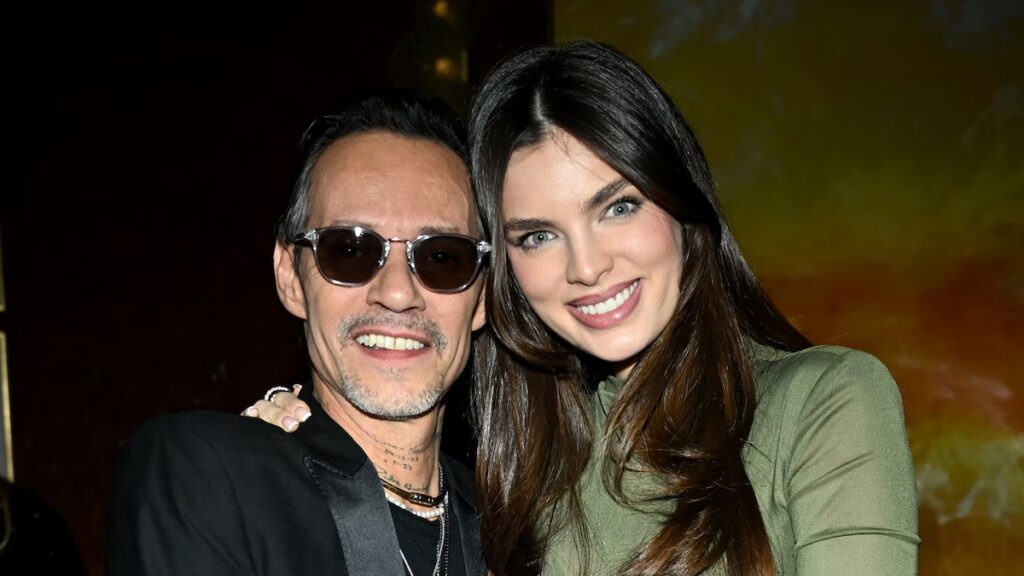 Marc Anthony pone a bailar a Nadia Ferreira y su panza durante su presentación en Premio Lo Nuestro