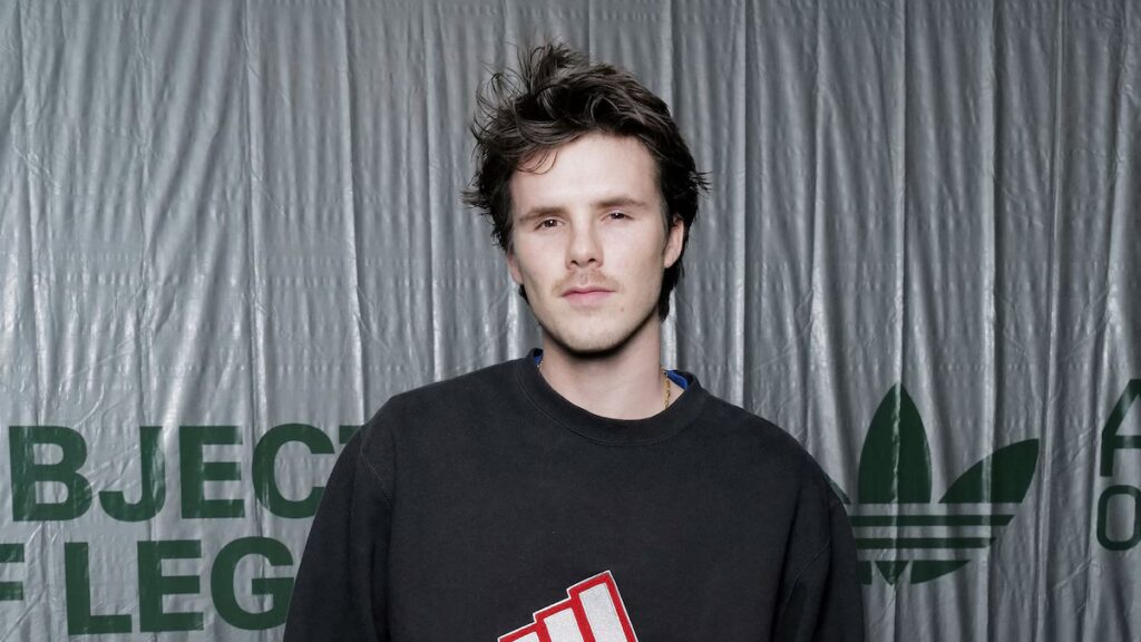 Cruz Beckham se une a las Spice Girls para la reunión de ‘Viva Forever’ en medio del drama de Brooklyn y Nicola (VER)