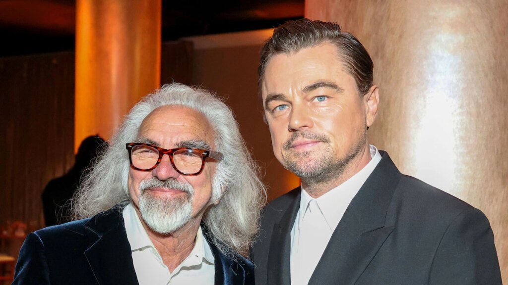 Leonardo DiCaprio sale con su padre a una rara noche de fiesta en Beverly Hills