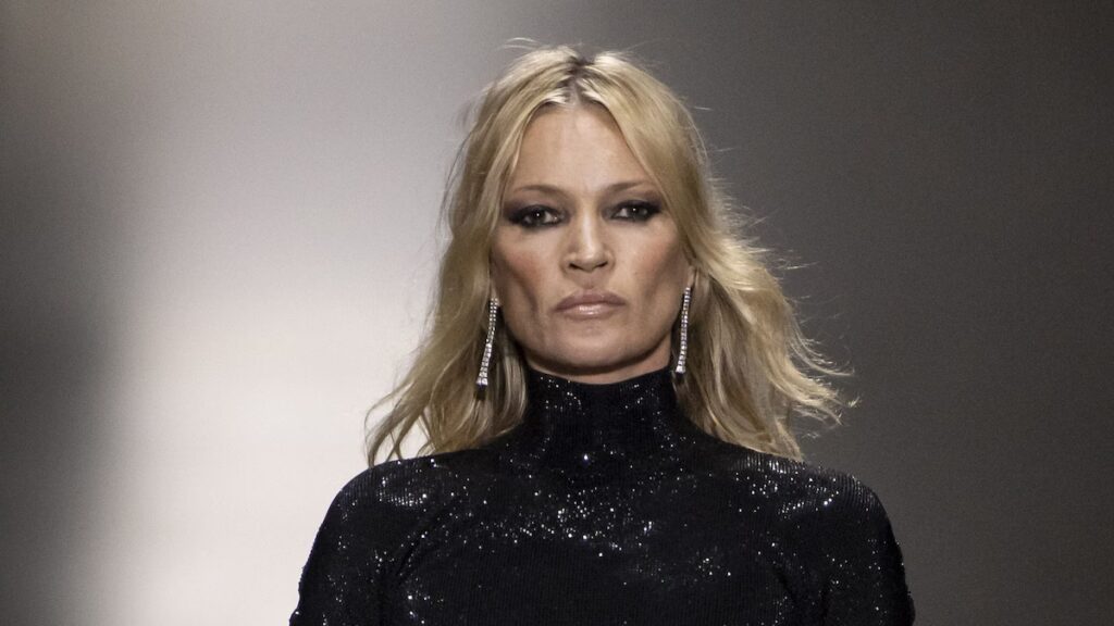 Kate Moss se roba la atención con sus pómulos cincelados en el Show de Gucci durante el MFW