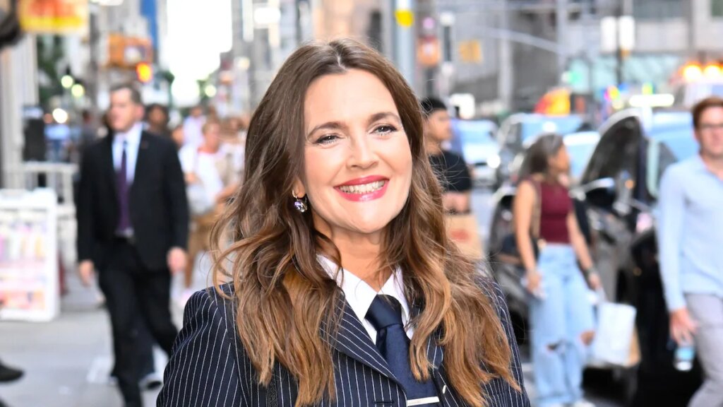 La helada transformación del cabello gris de Drew Barrymore hace que todos se sorprendan