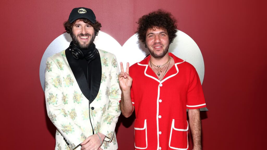 Los pies descalzos de Benny Blanco provocan una reacción violenta en línea después del debut en el podcast con Lil Dicky