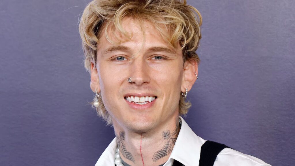 Machine Gun Kelly genera preocupación con la publicación del velocímetro de 123 mph después de la separación de Megan Fox
