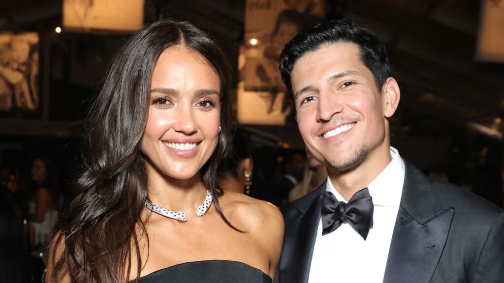 Jessica Alba brilla en momento en bikini en Miami con Danny Ramírez