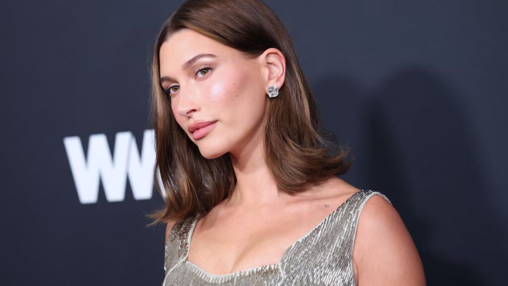 El bikini vintage de los 90 de Hailey Bieber con hebilla coqueta y joyas doradas podría ser la tendencia más candente del verano