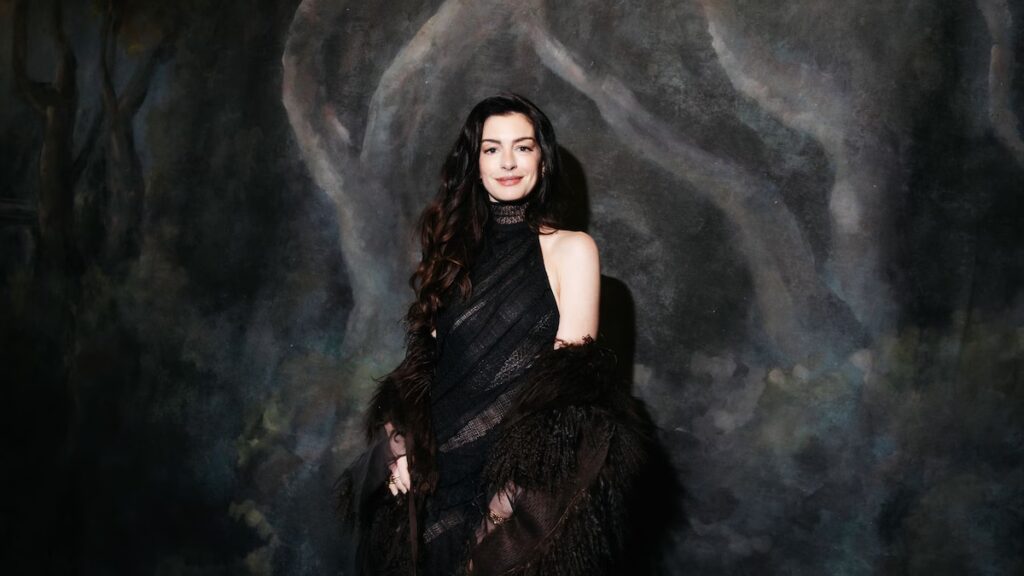 Anne Hathaway abre la Semana de la Moda de Nueva York con un look de encaje que redefine el glamour moderno