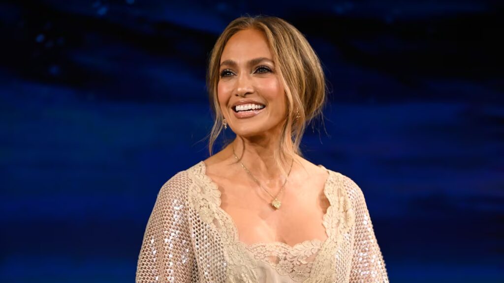 Jennifer Lopez sale con un romántico vestido lencero con ribetes de encaje para una salida especial con los gemelos Emme y Max