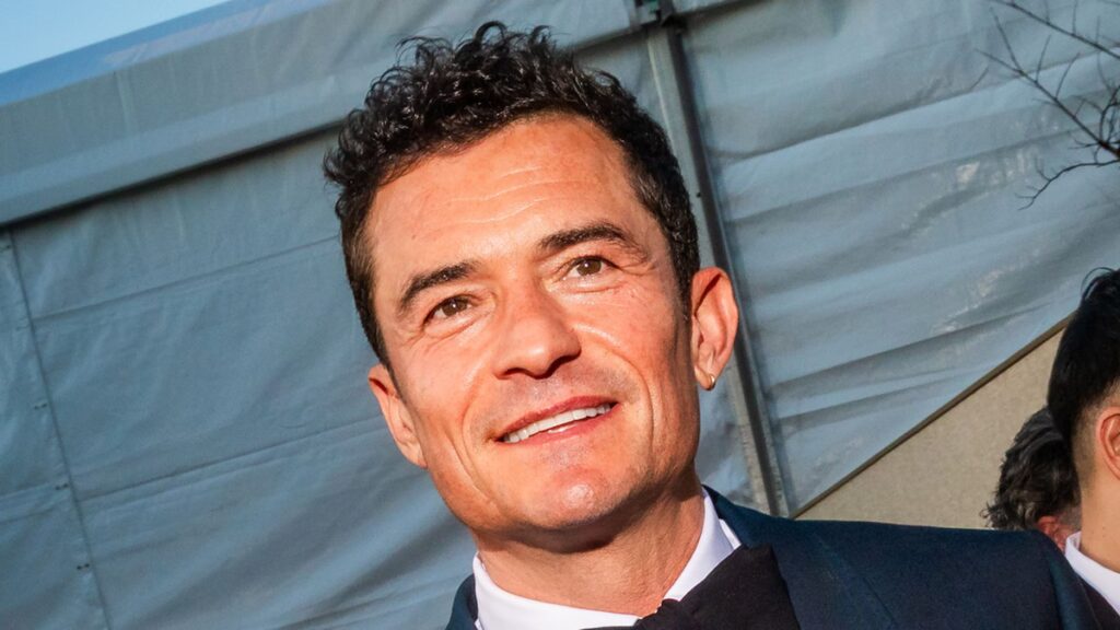 Orlando Bloom sale del Super Bowl del brazo de una modelo rubia más joven