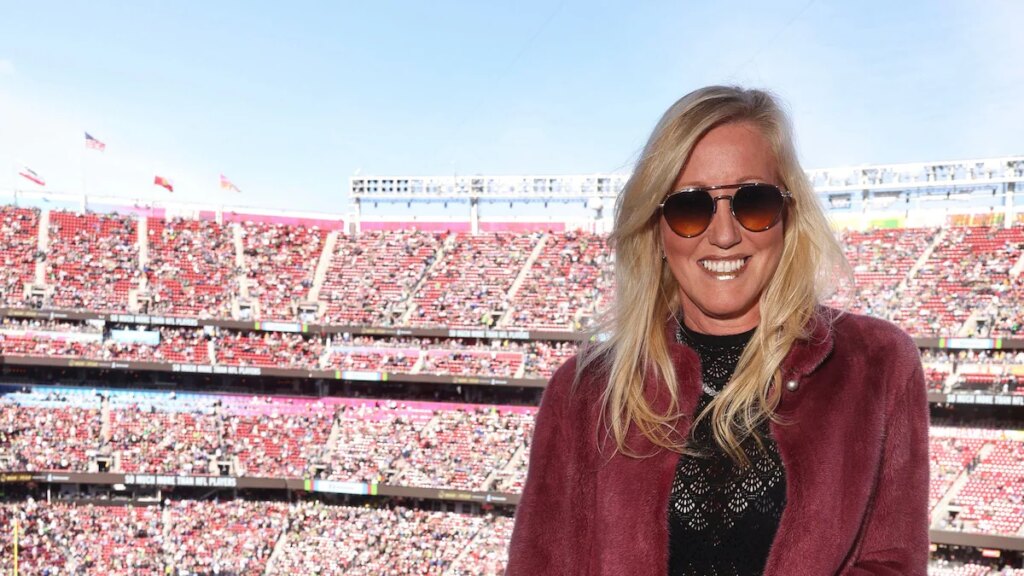 Elena Álvarez-Westwood sale en el Super Bowl LX con Thomas J. Henry