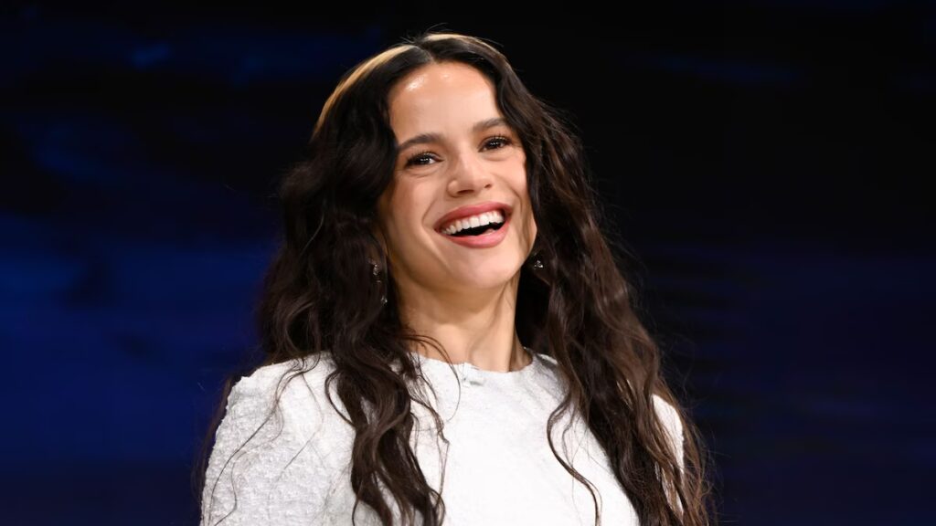 Rosalía se sincera sobre el doloroso momento de la ruptura mientras continúa su era LUX: ‘Me levanté y me fui’