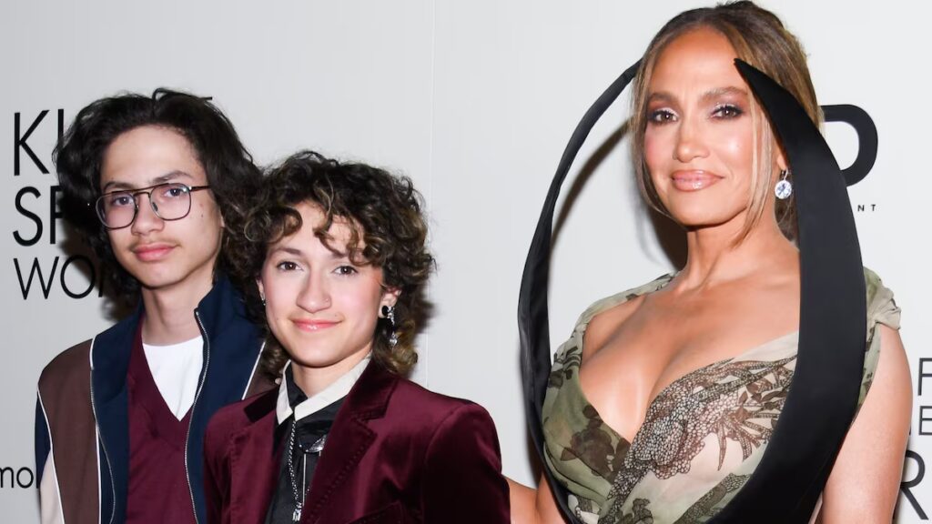 Jennifer Lopez sale con un vestido de satén mientras su hijo Max imita a su padre Marc Anthony con una camiseta colorida