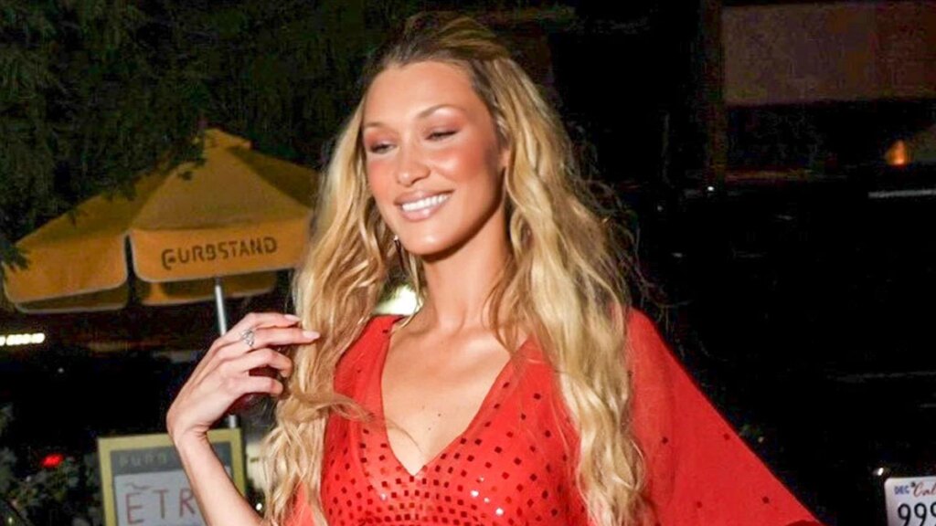 Bella Hadid luce un top rojo con pliegues y zapatos de tacón de cuero vintage, además de sus looks rojos más intensos.