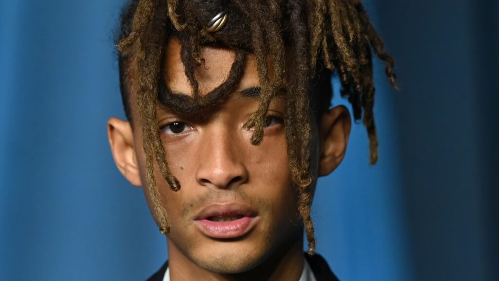 Jaden Smith luce irreconocible con una peluca llamativa y un look completamente negro que llama la atención en Beverly Hills