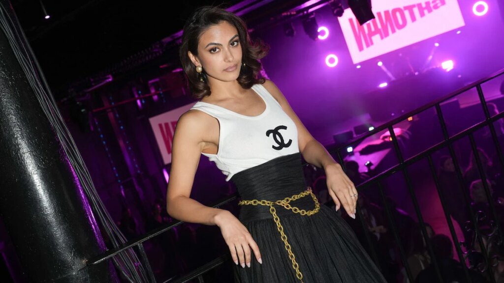 Camila Mendes llama la atención en el estreno en Nueva York de ‘Idiotka’