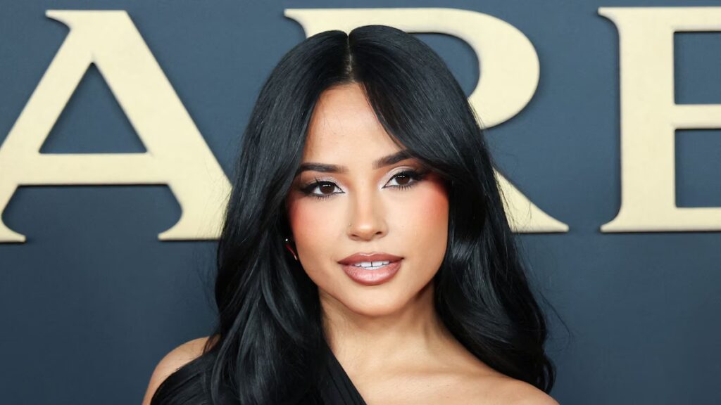 La atrevida manicura de Becky G hizo una declaración política en la Gala MusiCares 2026