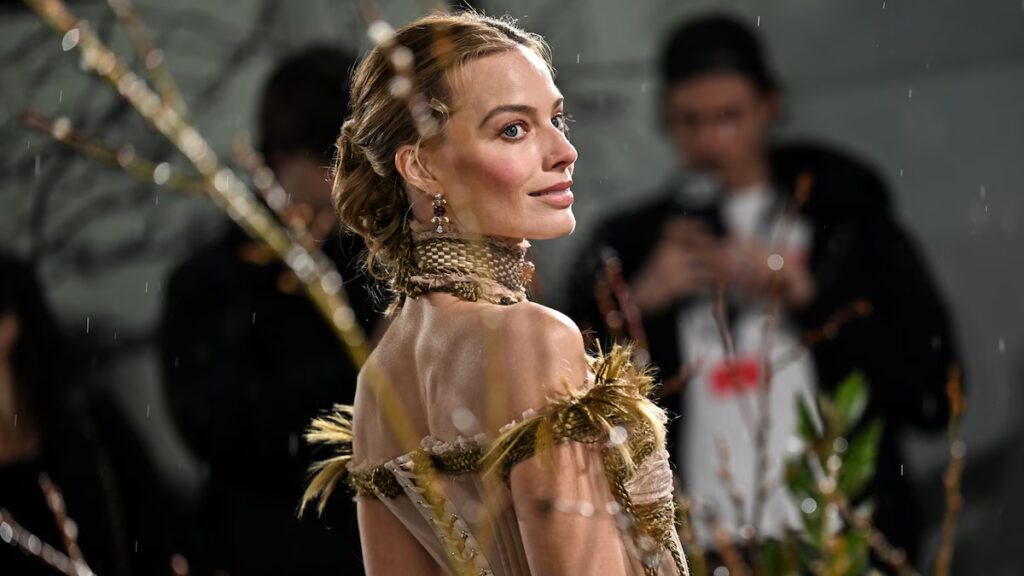 Margot Robbie posa con un vestido transparente con corsetería expuesta y detalles en forma de cuerda en el estreno de ‘Cumbres Borrascosas’