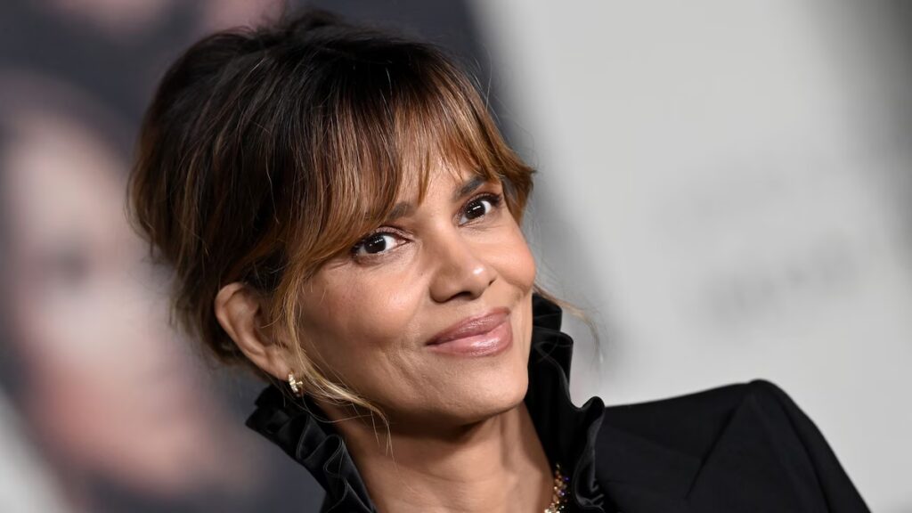 Halle Berry estrena anillo de compromiso en el último estreno de su película