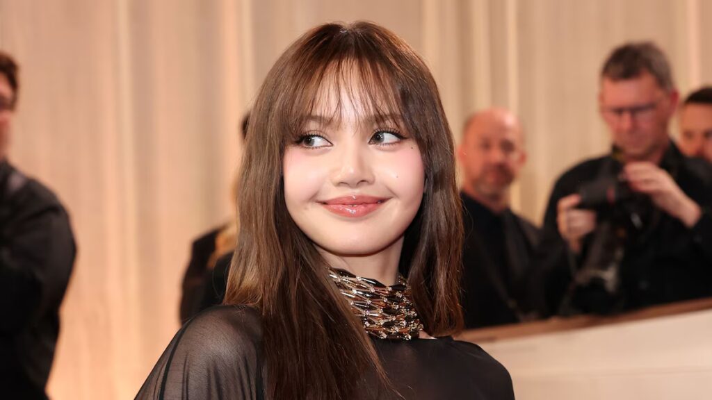 Lisa de BLACKPINK desafía la nieve luciendo impresionante con un bikini negro y camuflaje