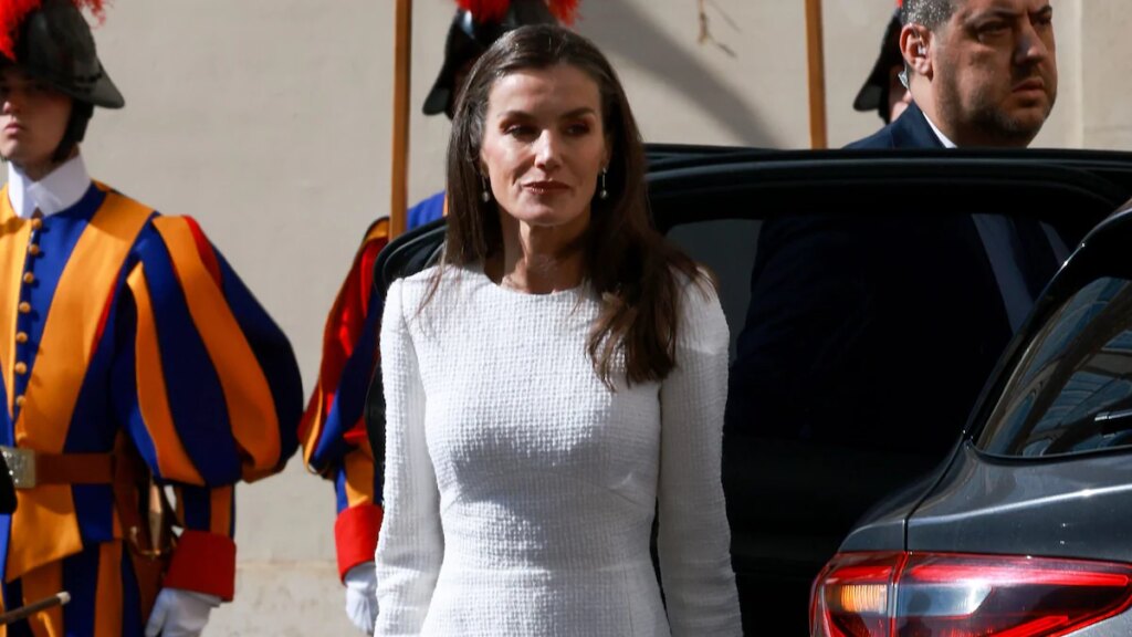 La reina Letizia en la Ciudad del Vaticano abraza el blanco y se salta la mantilla tradicional