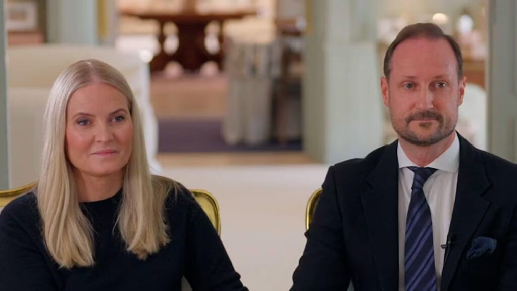 Mette-Marit enfrenta nuevas preguntas después de que un informe revelara lo que no dijo sobre Jeffrey Epstein