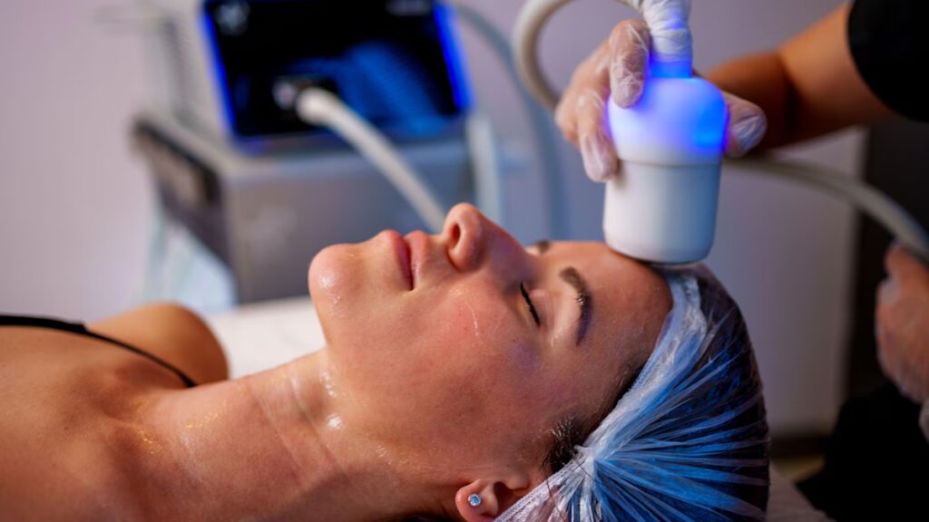 La terapia con frío puede corregir la hinchazón, el enrojecimiento y la piel con apariencia cansada y, al mismo tiempo, convertir las rutinas diarias en un ritual similar a un spa.