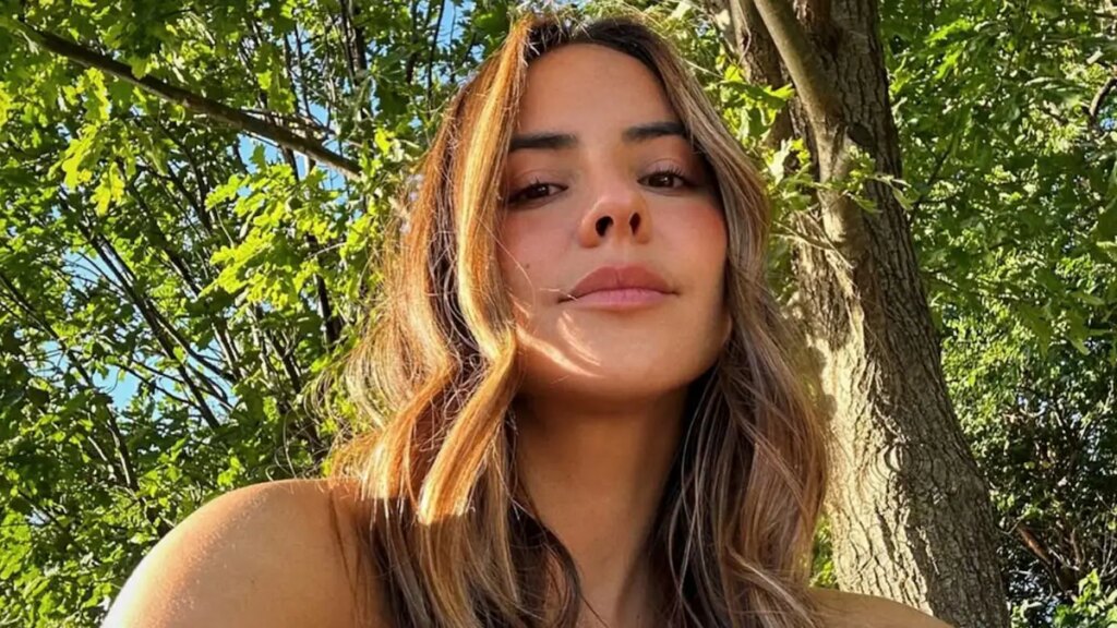 La novia de Bad Bunny, Gabriela Berlingeri, luce una de las tendencias de calzado más divisivas de la moda en su último viaje juntos.