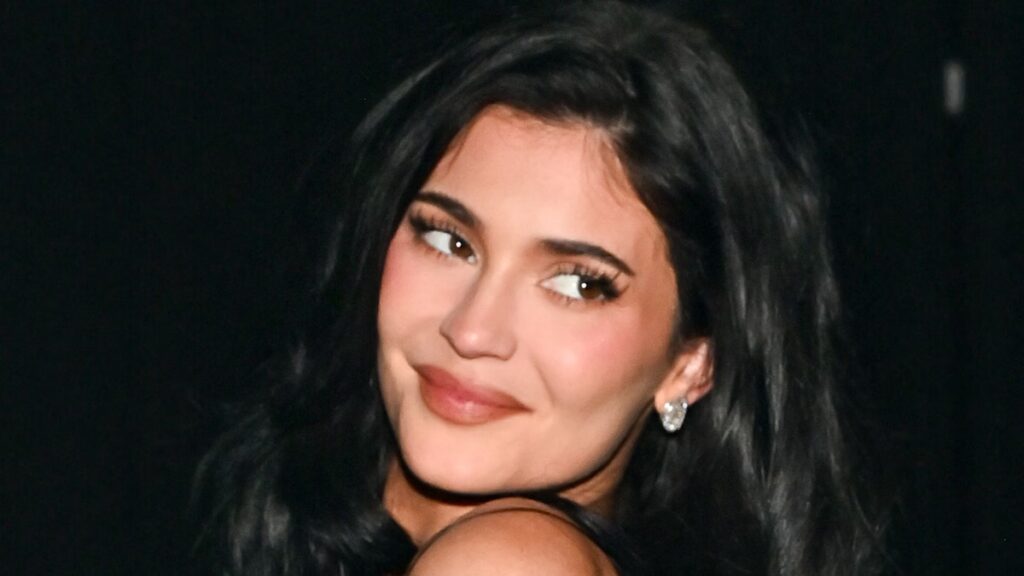 Las cejas decoloradas de Kylie Jenner convierten una tendencia controvertida en un lujo tranquilo