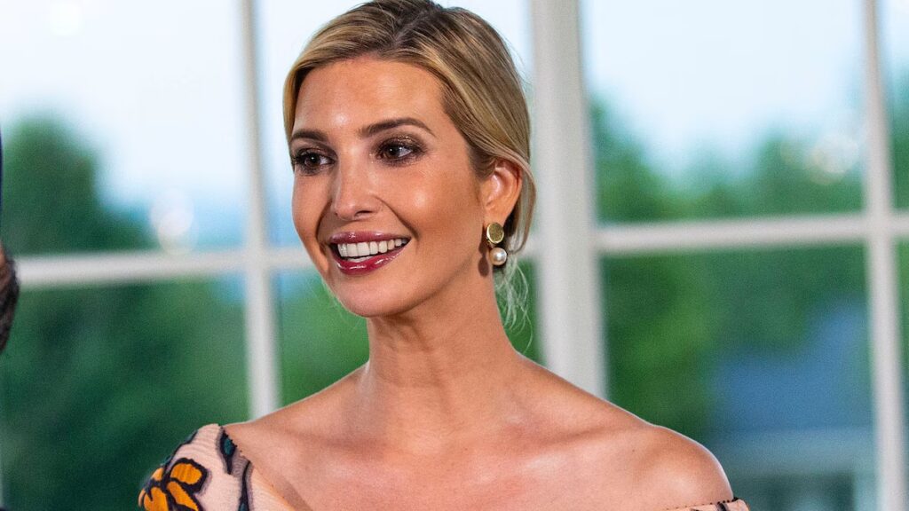 Ivanka Trump sorprende con un elegante vestido de cuero y un sombrero de vaquero en una aventura familiar