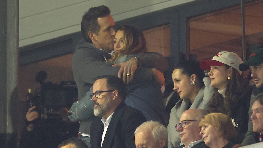 Black Lively y Ryan Reynolds actúan cariñosamente en medio de sus problemas legales