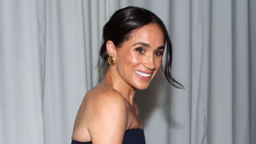 7 veces Meghan Markle canalizó el estilo icónico de Carolyn Bessette-Kennedy