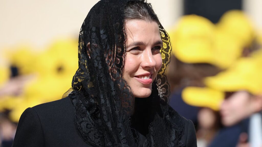 La princesa Carolina y Charlotte Casiraghi honran a Grace Kelly con elegantes looks negros durante la visita del Papa León XIV a Mónaco