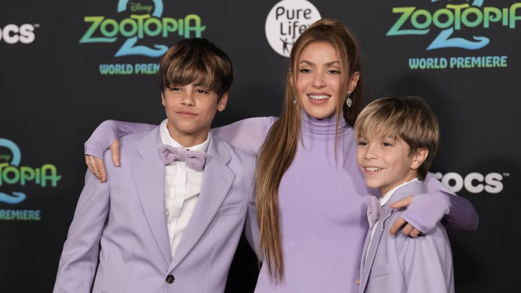 Shakira comparte dulces momentos de gira con sus hijos Milan y Sasha