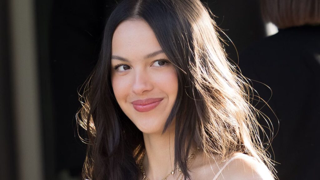 Olivia Rodrigo llama la atención con un minivestido de encaje y calcetines hasta los muslos durante una visita nocturna a la Torre Eiffel