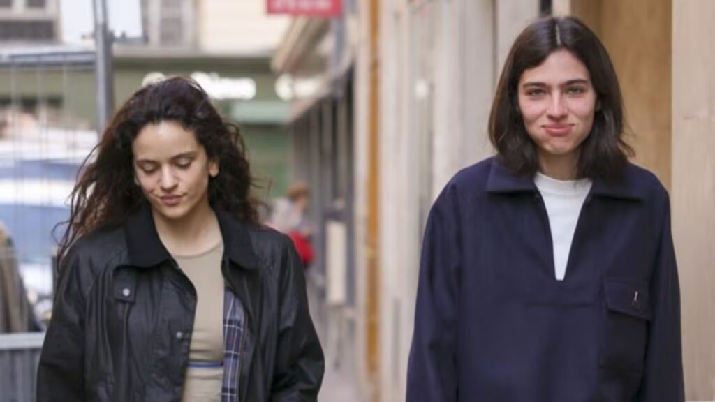 Rosalía y Loli Bahía, pura química mientras pasean de la mano por Madrid pocas horas antes de su concierto: “No puedo esperar”
