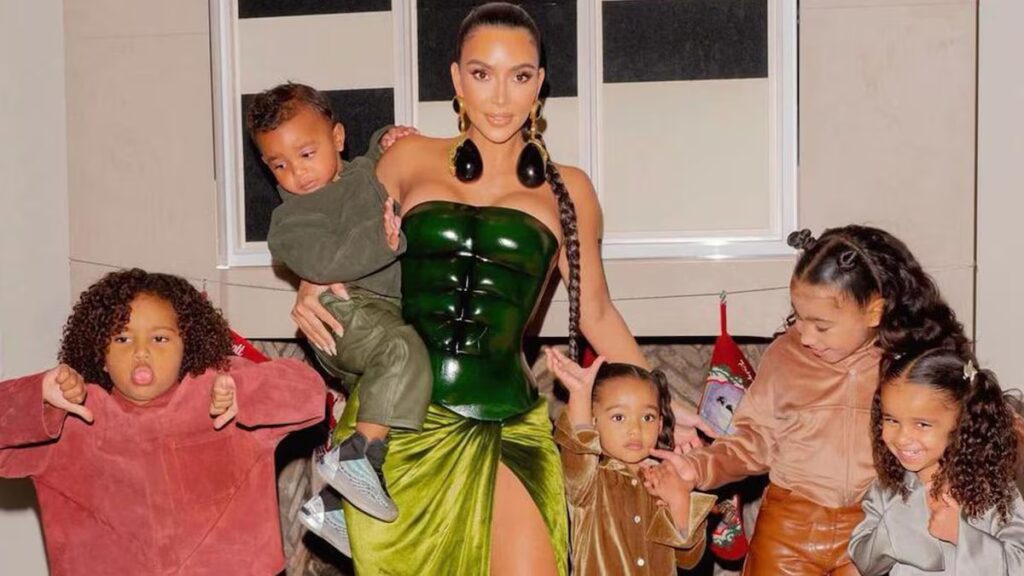 Kim Kardashian muestra cachorros semanas después de la reacción de PETA