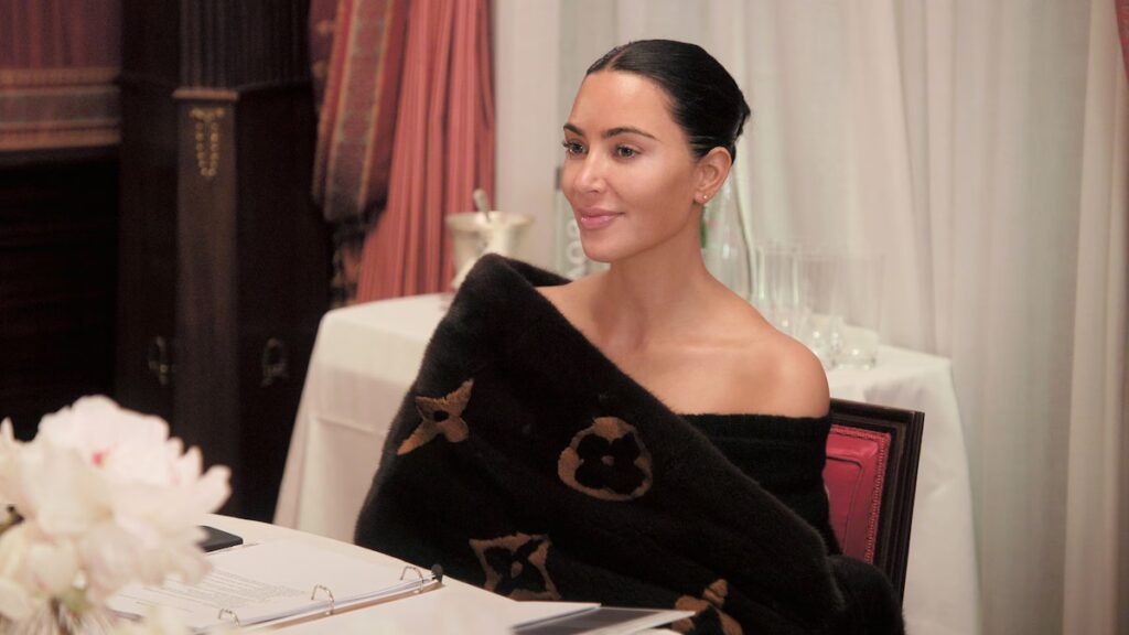 Mira a Kim Kardashian como una corista de Las Vegas mientras filma junto a Will Ferrell