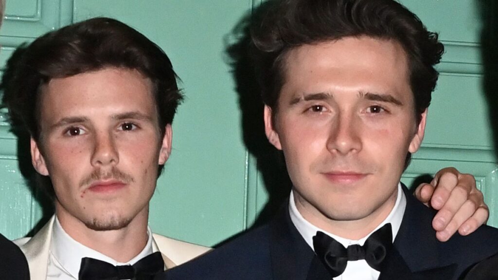 Cruz Beckham se derrumba en el escenario cantando sobre su hermano separado Brooklyn en medio de una disputa familiar