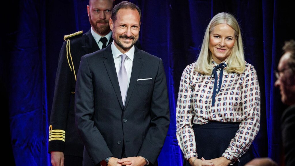 La princesa heredera Mette-Marit se enfrenta a un aislamiento cada vez mayor a medida que los problemas de salud dejan de protegerla de las preguntas de Epstein