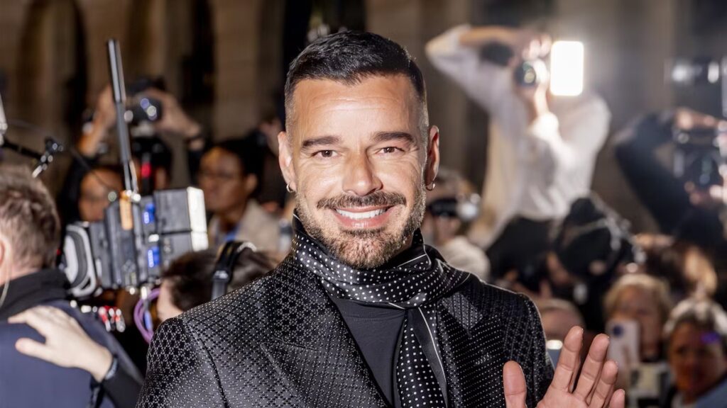 Ricky Martin luce más sexy que nunca con un elegante look de Tom Ford