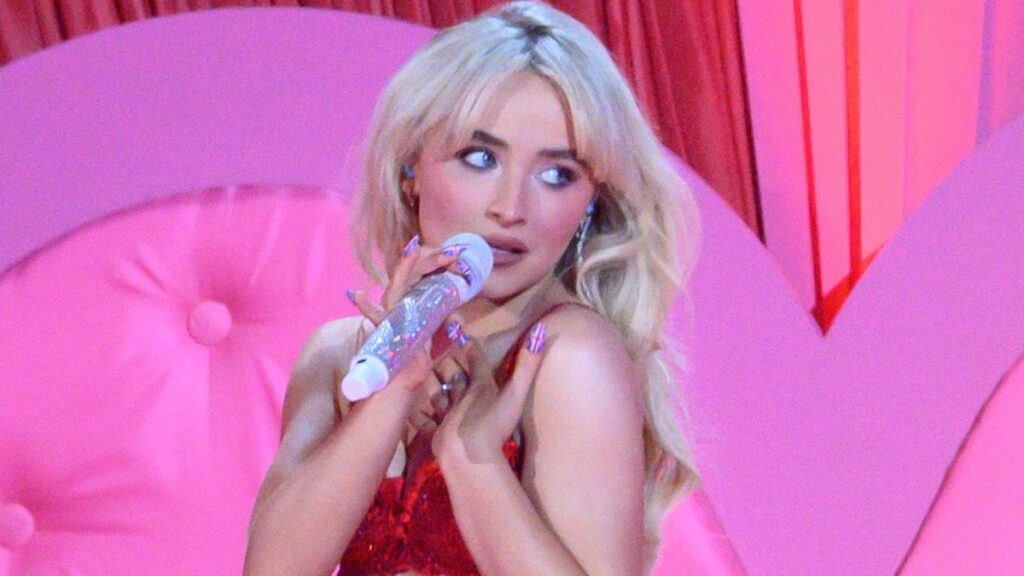 Sabrina Carpenter posa con un vestido blanco transparente en Bogotá mientras su característico estilo suave y encorsetado toma protagonismo