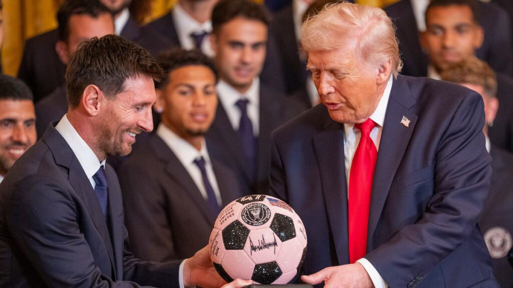 Messi e Inter Miami visitan la Casa Blanca mientras el presidente Donald Trump recibe obsequios conmemorativos